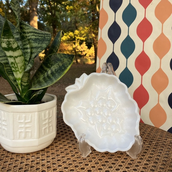 Hazel Atlas Milk Glass Grape Cluster Trinket/Soap Dish - Picture 4 of 10